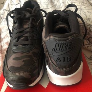 Nike air max - Camo NEVER WORN. BRAND NEW.